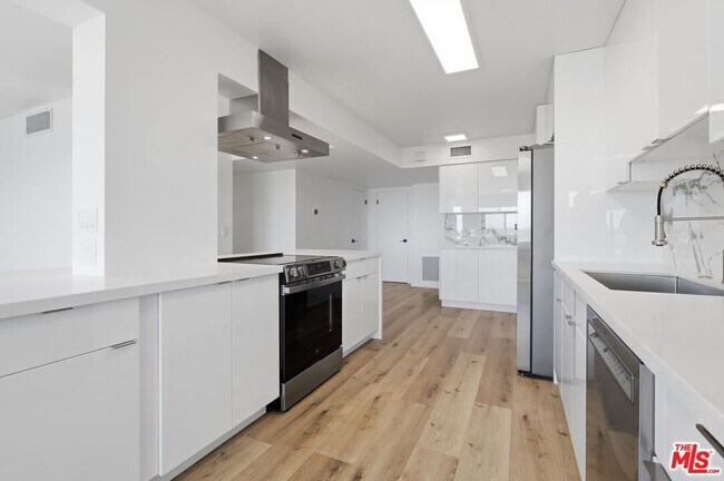 Building Photo - 435 N Oakhurst Dr