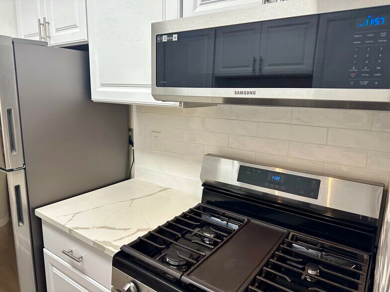 Building Photo - 3945 Lyndhurst Dr