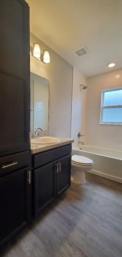 Building Photo - Like New!! 4-Bedroom, 2-Bathroom in Lakeland