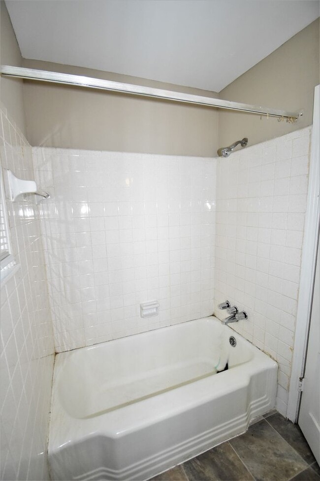 Building Photo - 936 Woody Hills Dr