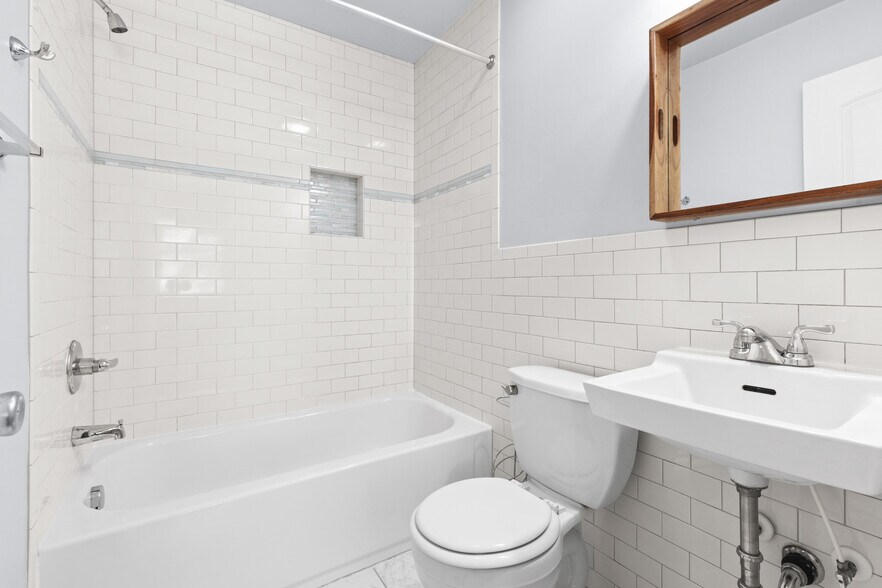 Bathroom - 1009 N Buchanan Blvd