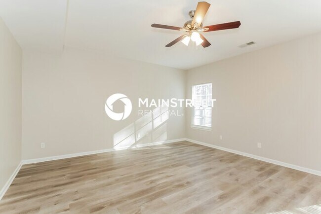 Building Photo - 3 Bedroom Pet-Friendly Home in Charlotte, NC with Main Street Renewal