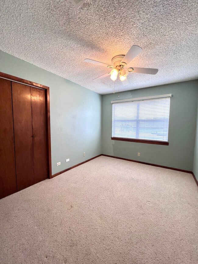 Building Photo - Comfortable 3/2 Home