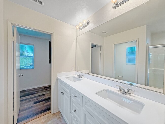 Building Photo - Beautiful 3B/2.5BA Home w/ Turf Backyard!
