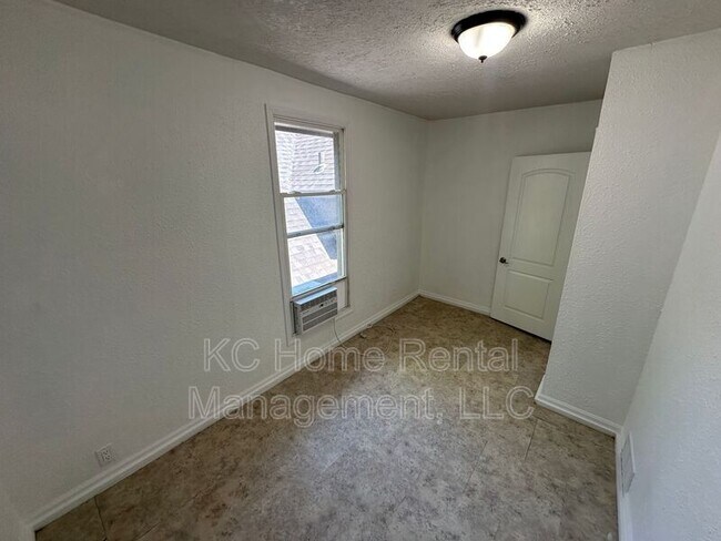 Building Photo - 2316 Spruce Ave