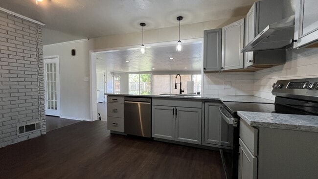 Building Photo - 2153 Huntleigh Dr