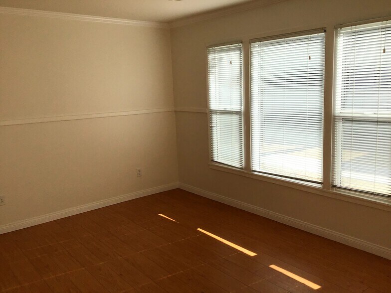 Interior - 893 N Oakland Ave