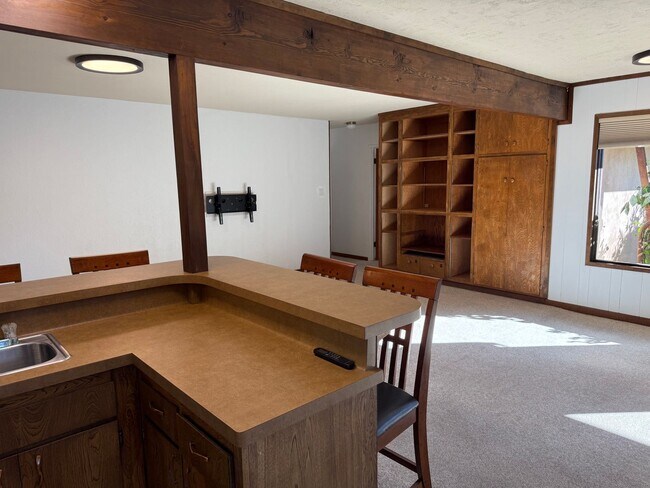 Building Photo - Desirable St Francis Neighborhood