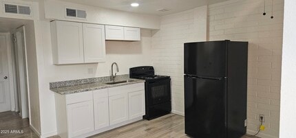 Building Photo - 2333 W Glenrosa Ave
