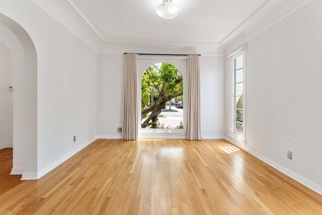 Building Photo - Incredible 4 bd 3 ba home