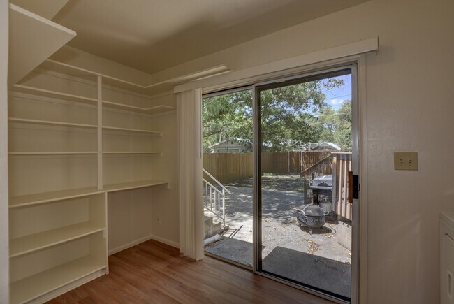 Building Photo - 806 Campbell St