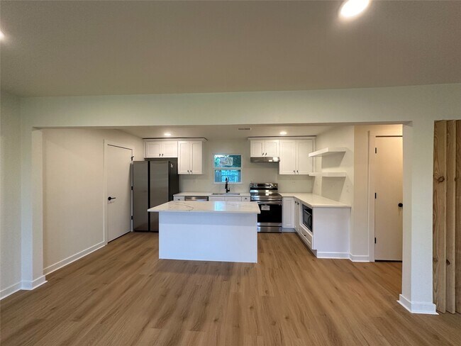 Building Photo - 5017 Kenilwood Dr