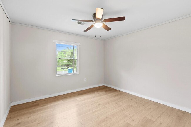 Building Photo - 725 40th Pl