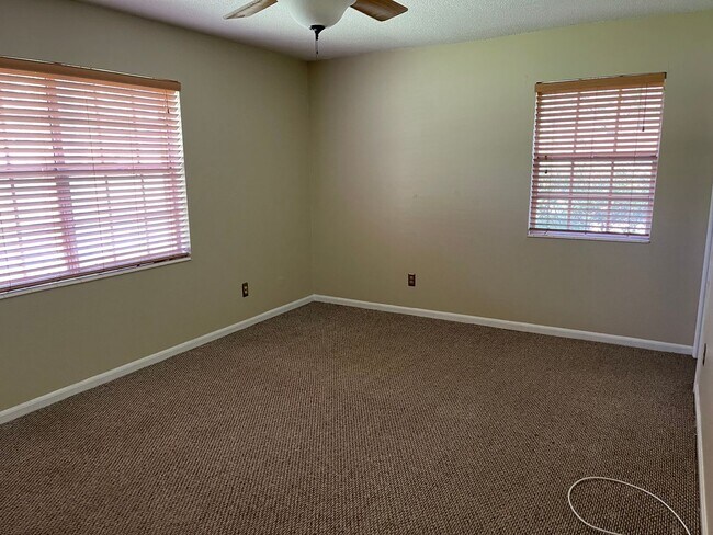 Building Photo - KILLEARN ESTATES FENCED YARD!!!