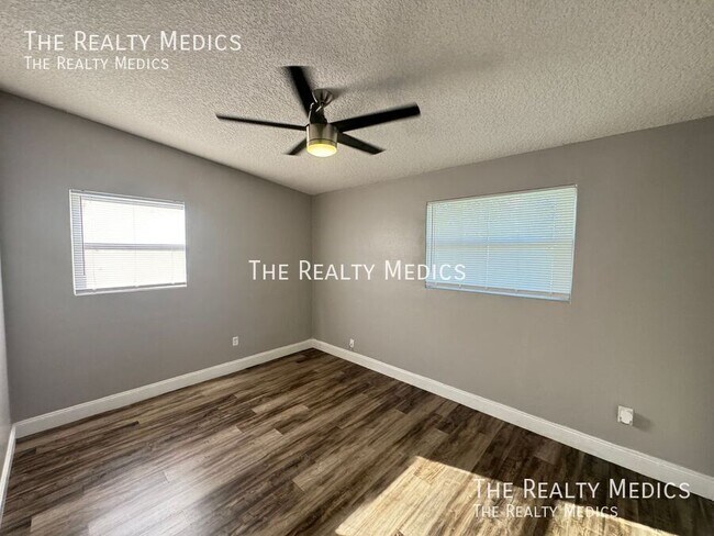 Building Photo - 1102 Egan Dr