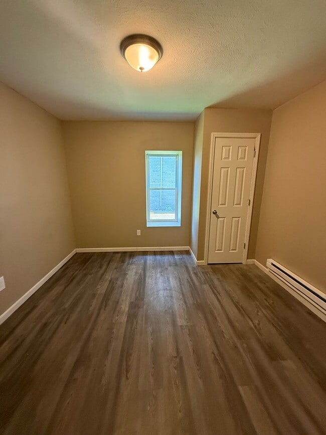 Building Photo - REMODELED 2 BEDROOM E.185TH/LAKE SHORE BLVD.