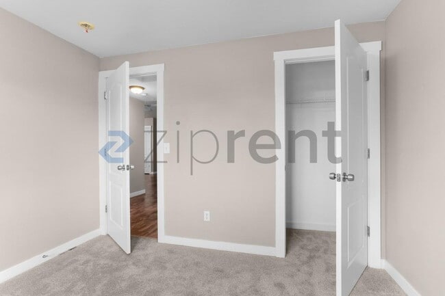 Building Photo - 1120 S 90th St Ct