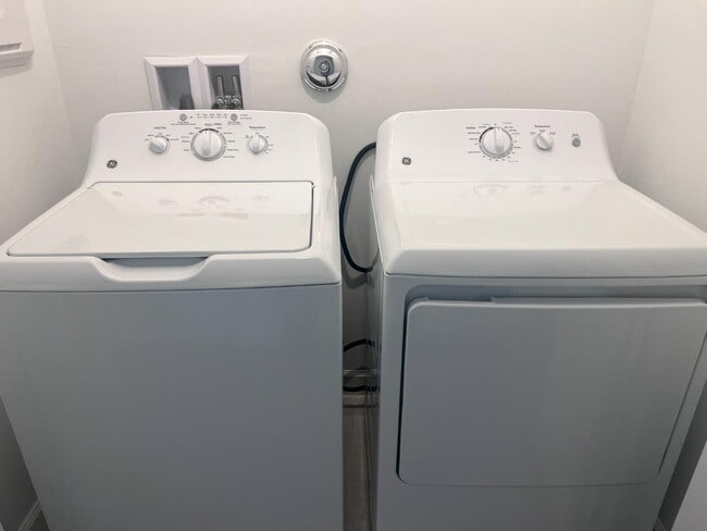 Building Photo - 4641 Meyerson Pl