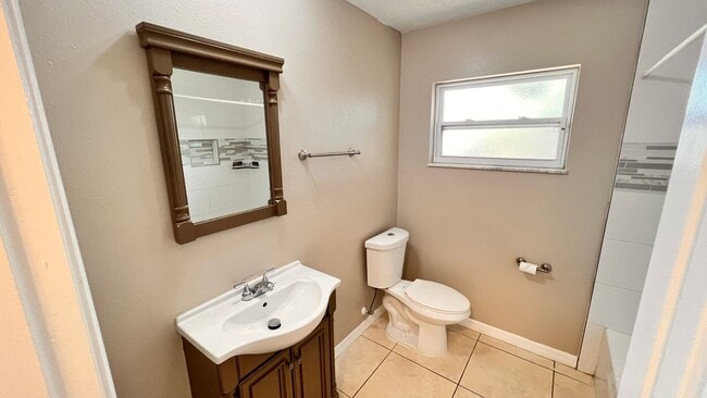 Building Photo - Beautiful 4 Bedroom 2 Bath Home!