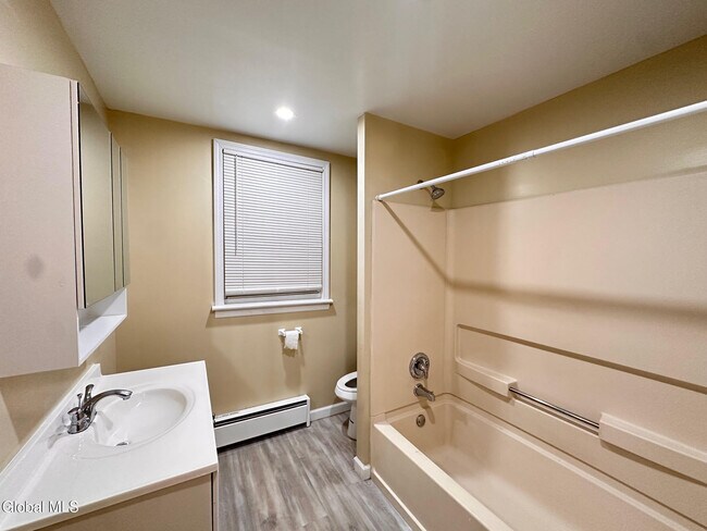 Building Photo - 33 Morris St