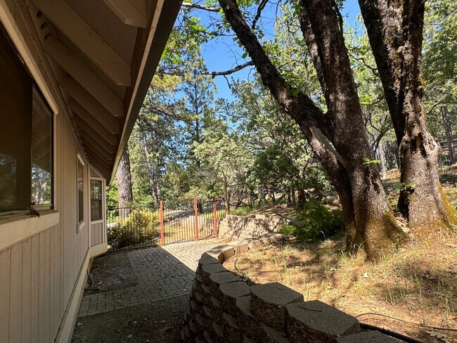 Building Photo - 3 Bedroom 2 Bath Home with Bonus Room larg...