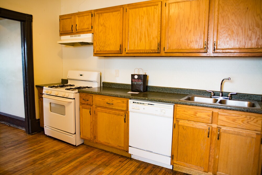 Building Photo - 1305 E Hennepin Ave