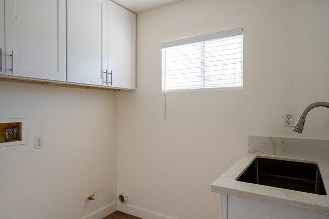 Building Photo - 15747 Roan Rd