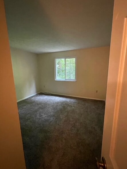 Building Photo - 111 Little Glen Dr