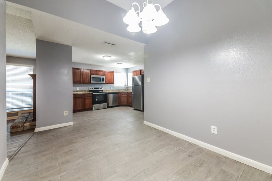 Building Photo - 1112 Paintbrush St