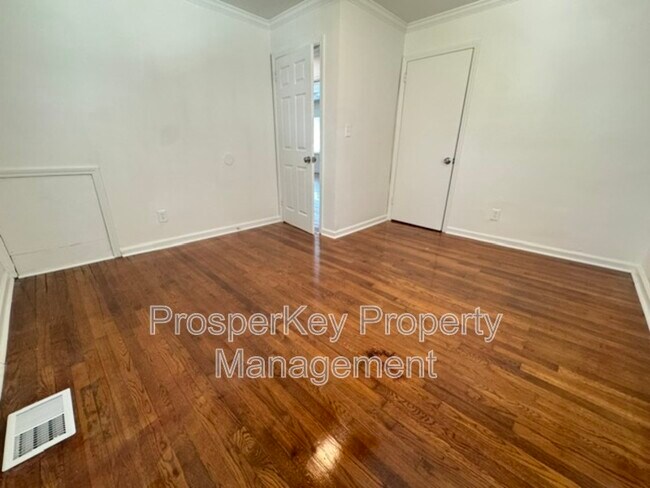 Building Photo - 340 Adelle St SE