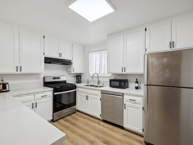 Building Photo - Fully Furnished 3 Bedroom 2 Bath - Single ...