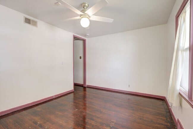 Building Photo - * * * $750 MOVE-IN SPECIAL!!! * * * Charmi...