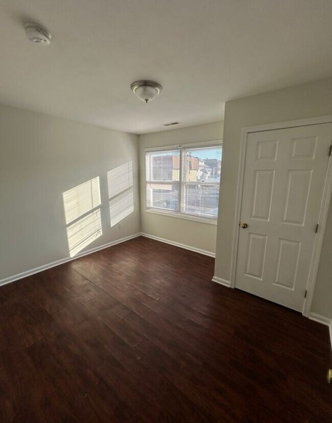 Building Photo - 2BR Apartment Available in Bridgeport! (Wi...