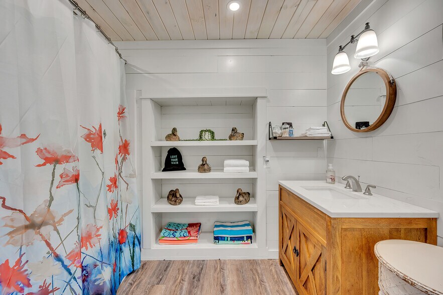 Main bathroom w/tub/shower - 77 County Road 311