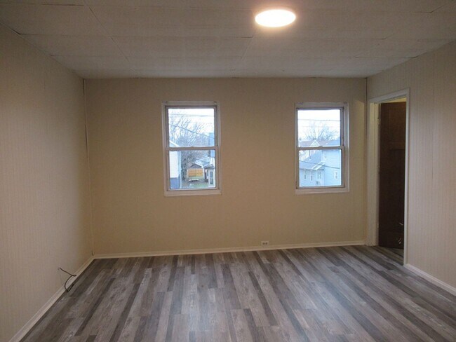 Building Photo - 3 br, 1 bath House - 551 East 12th