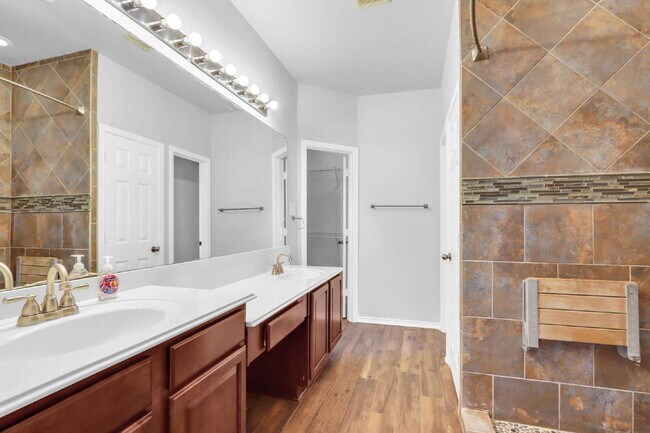 Building Photo - "Spacious 6-Bedroom Haven with 4 Full Baths and Hot Tub!"