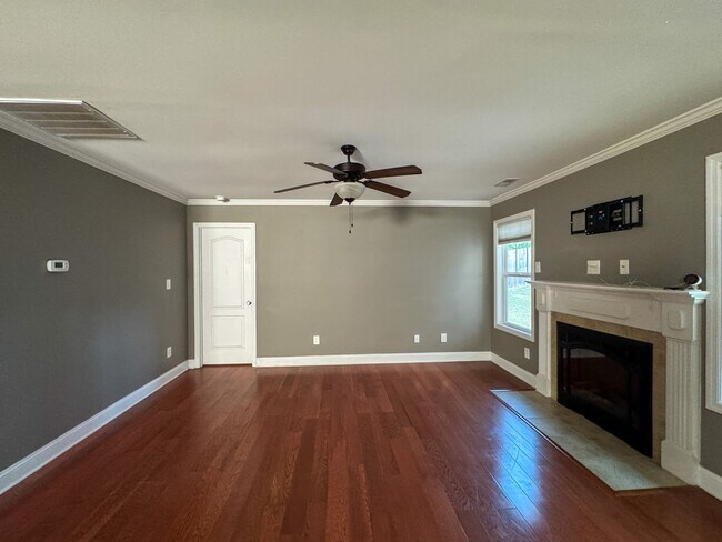 Building Photo - Lovely 3 Bed 2.5 Bath Home in Fayetteville