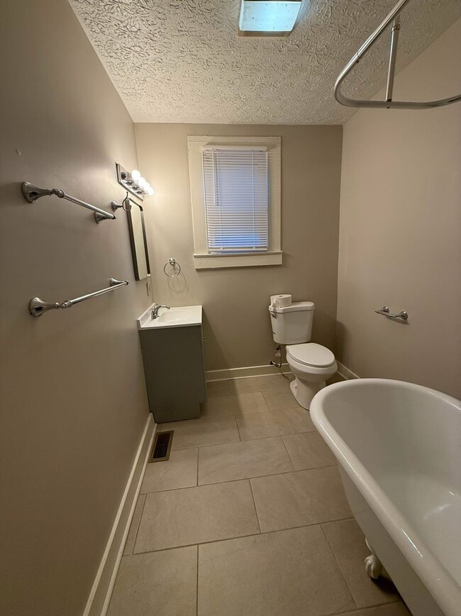 Building Photo - Newly renovated two bedroom home with larg...