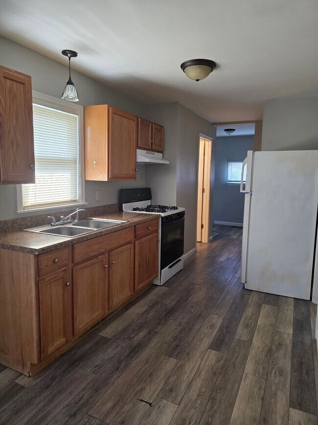 Building Photo - Updated 2-Bedroom, 1-Bathroom Home with Garage – $1,200/Month