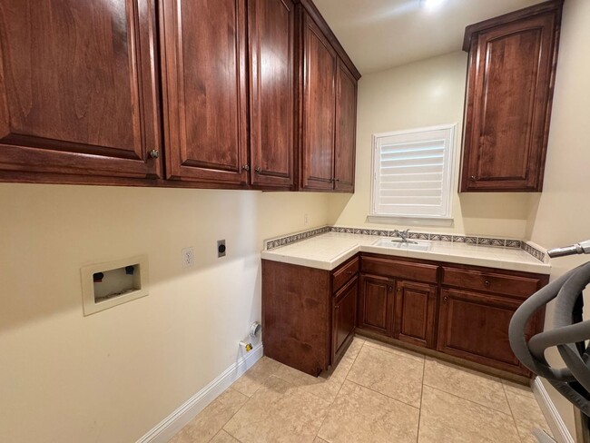 Building Photo - Executive Seven Oaks Grand Island MOVE IN ...