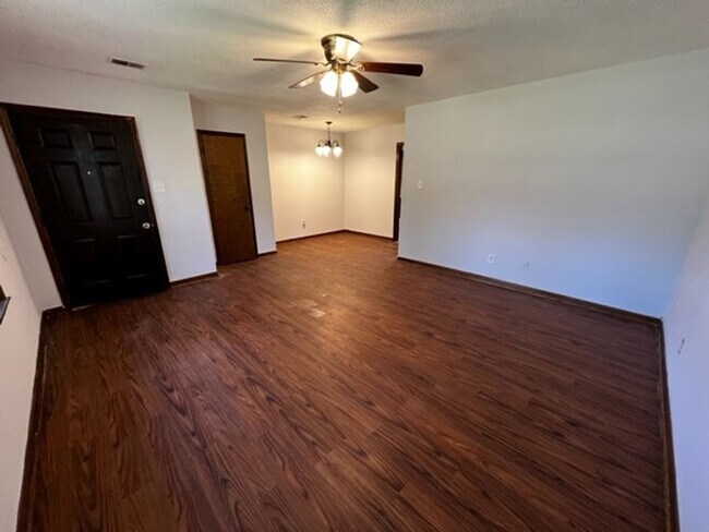 Building Photo - 157-159-159 Bentwood Cir