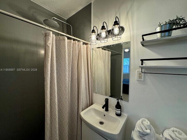 Building Photo - 1130 NE 81st St