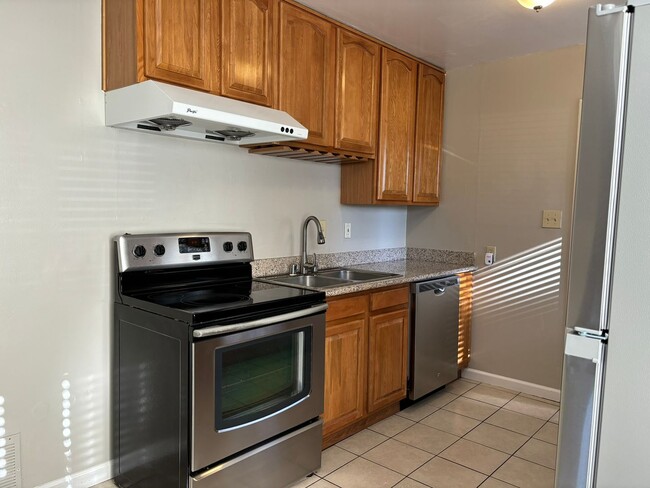 Building Photo - Well maintained 2 bed/1 bath apartment in ...