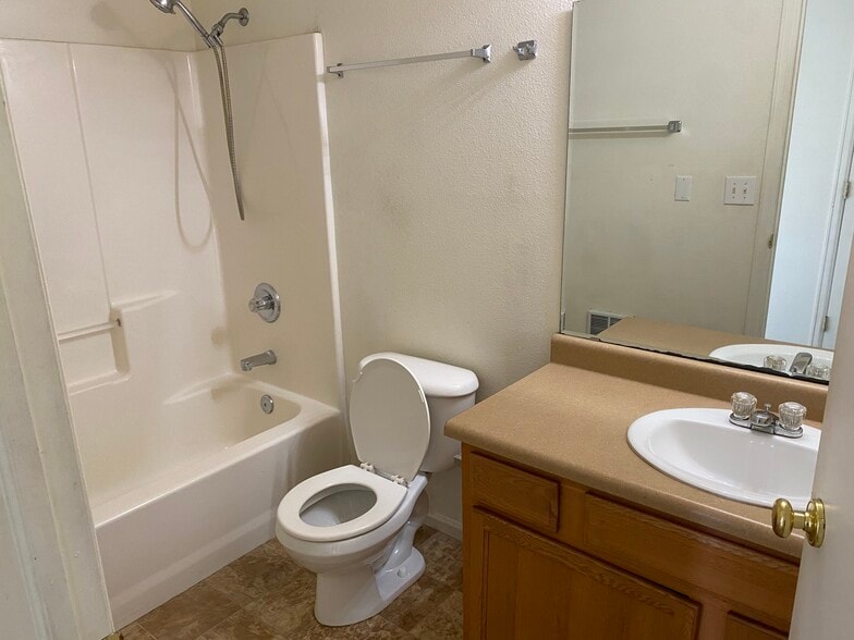 full bathroom - 1113 Arnold St