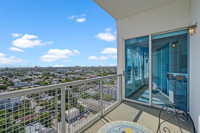 Building Photo - 10 SW South River Dr