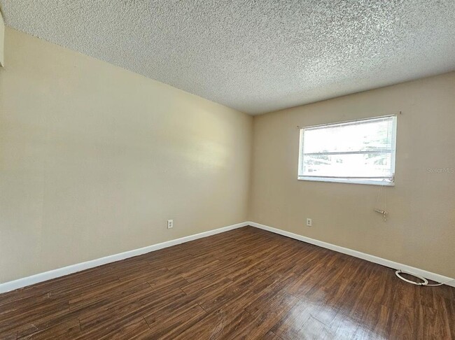 Building Photo - 221 Northwest Jefferson Cir N