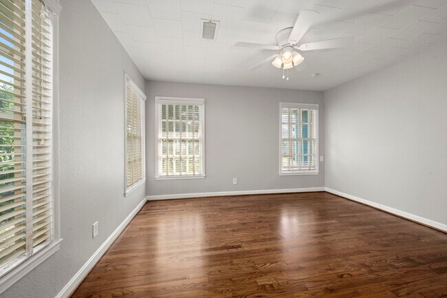 Building Photo - 6438 Pinehurst Dr