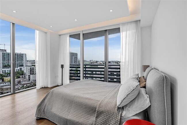 Building Photo - 460 NE 28th St