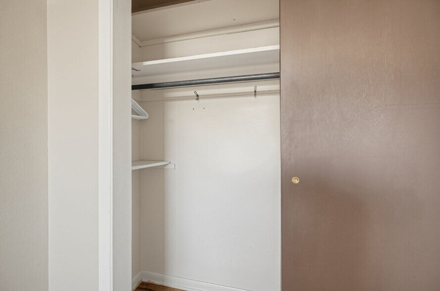 Building Photo - 1055 S Dale Ct