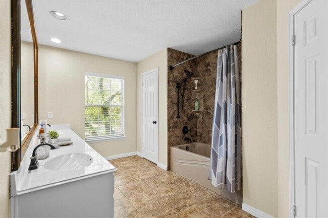 Building Photo - 10116 Pinehurst Dr